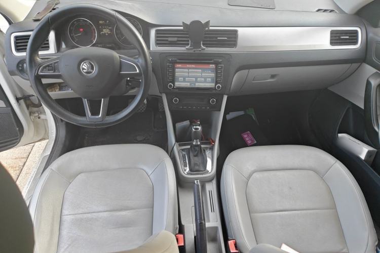 Used Skoda Rapid 2015 1.6L Automatic Preferred Model Center Console