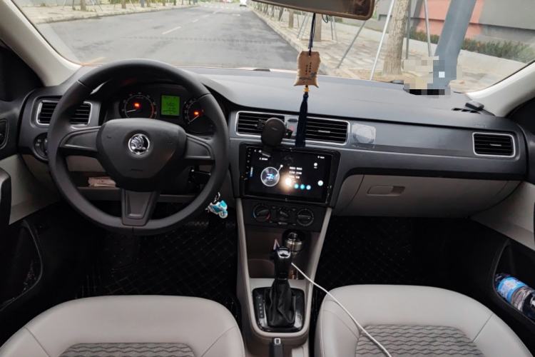 Used Skoda Rapid 2015 1.6L Automatic Smart Selection Model Center Console