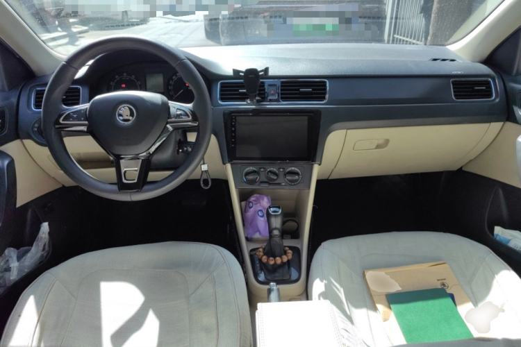 Used Skoda Rapid 2015 1.6L Automatic Smart Selection Model Center Console