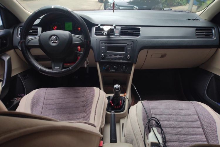 Used Skoda Rapid 2015 1.6L Manual Smart Selection Model Center Console