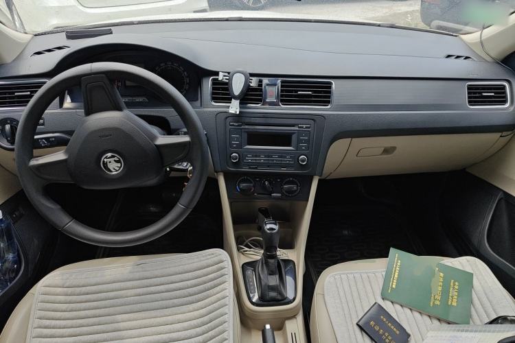 Used Skoda Rapid 2015 1.6L Automatic Smart Selection Model Center Console