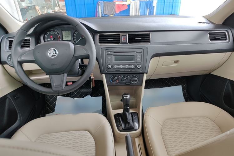 Used Skoda Rapid 2015 1.6L Automatic Smart Selection Model Center Console