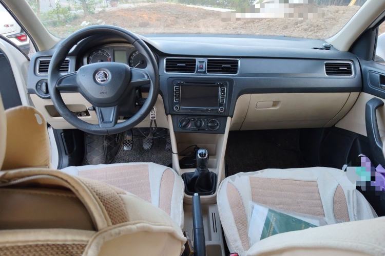 Used Skoda Rapid 2015 1.6L Manual Smart Selection Model Center Console