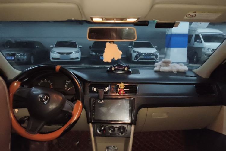 Used Skoda Rapid 2015 1.6L Manual Smart Selection Model Center Console