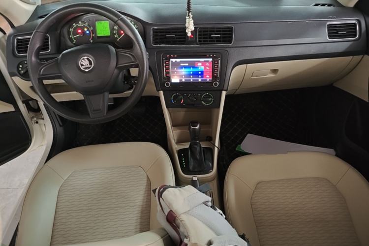 Used Skoda Rapid 2015 1.6L Automatic Smart Selection Model Center Console