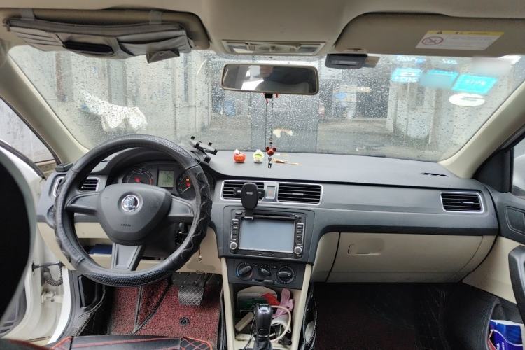 Used Skoda Rapid 2015 1.6L Automatic Smart Selection Model Center Console