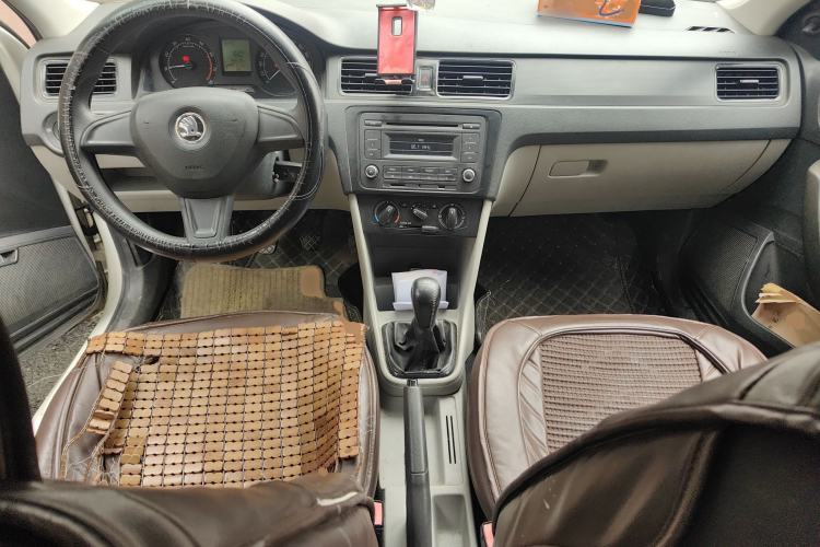Used Skoda Rapid 2015 1.4L Manual Enjoyment Model Center Console
