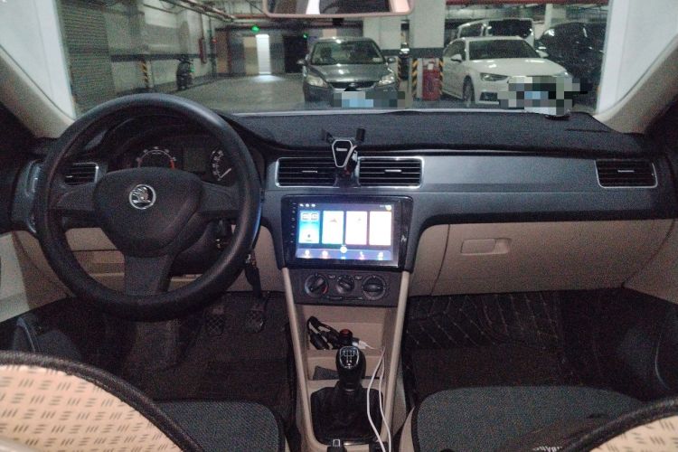 Used Skoda Rapid 2015 1.6L Manual Smart Selection Model Center Console