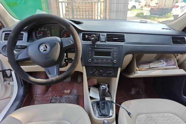 Used Skoda Rapid 2015 1.6L Automatic Smart Selection Model Center Console