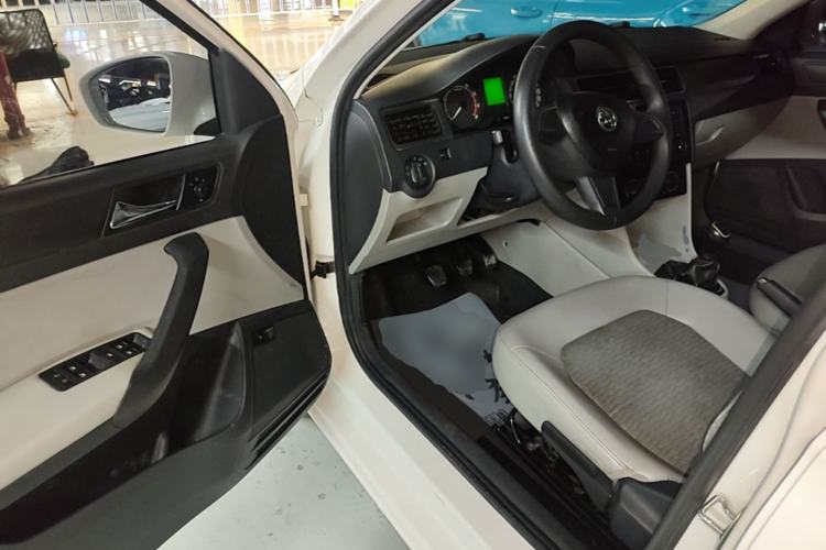 Used Skoda Rapid 2015 1.6L Manual Smart Selection Model Driver Seat