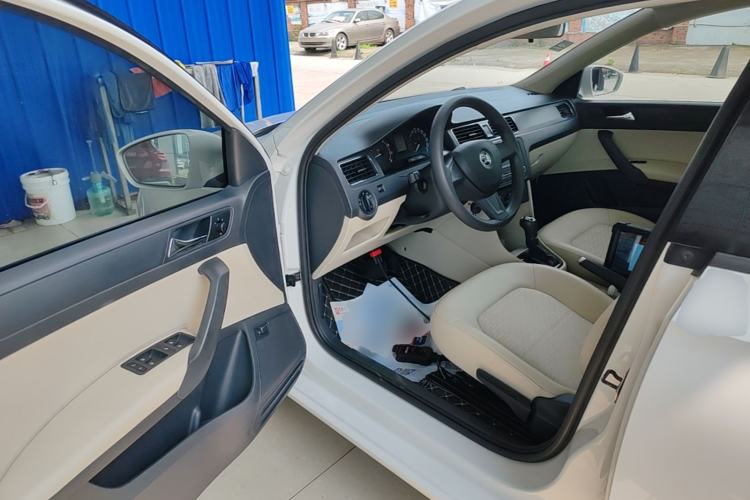 Used Skoda Rapid 2015 1.6L Automatic Smart Selection Model Driver Seat