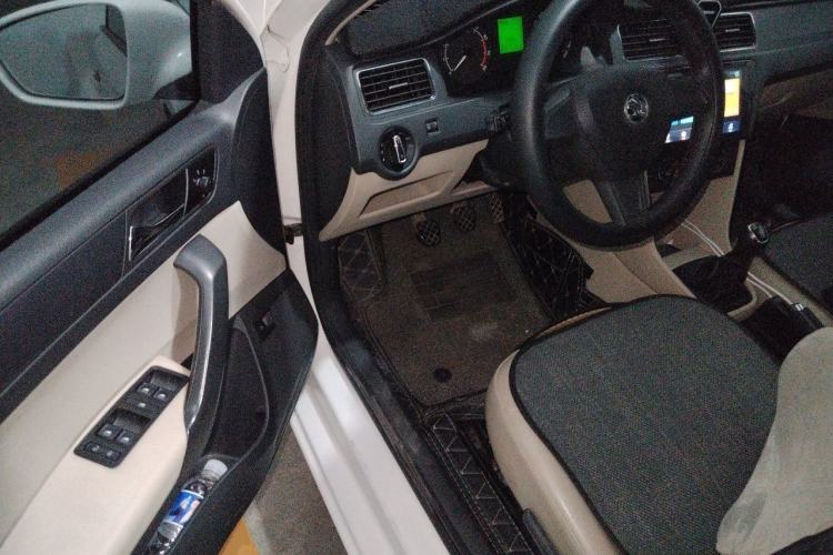 Used Skoda Rapid 2015 1.6L Manual Smart Selection Model Driver Seat