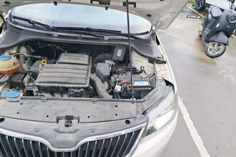 Used Skoda Rapid 2015 1.6L Automatic Smart Selection Model Engine Bay Left
