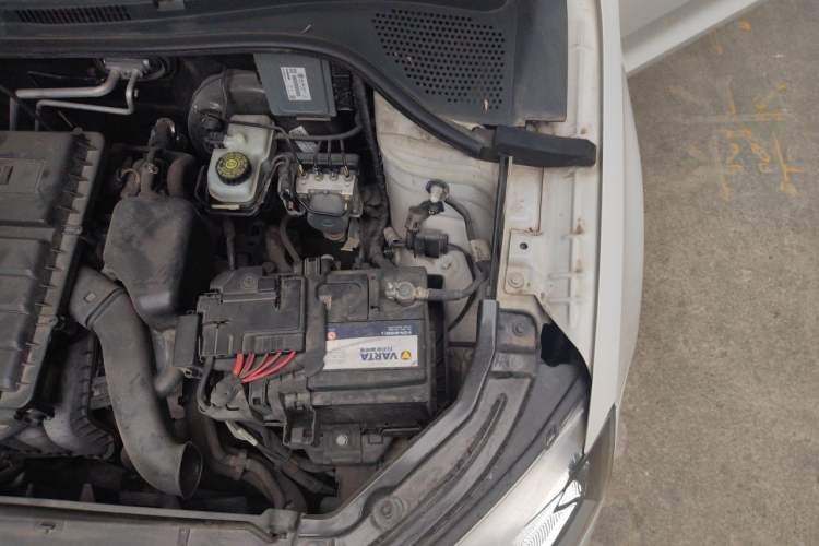 Used Skoda Rapid 2015 1.6L Manual Smart Selection Model Engine Bay Left