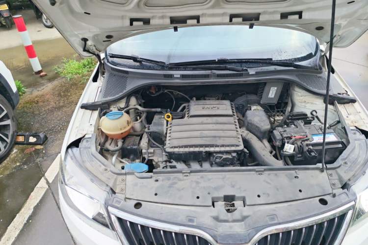 Used Skoda Rapid 2015 1.6L Automatic Smart Selection Model Engine Bay Right