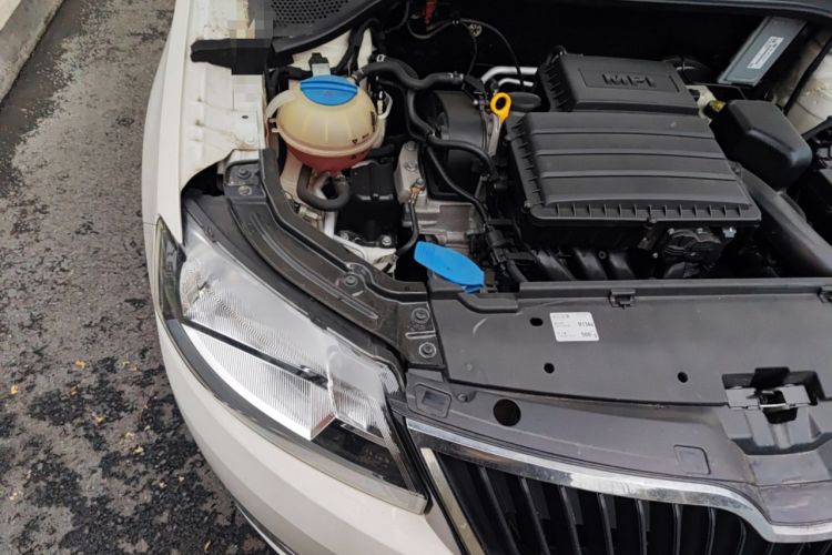 Used Skoda Rapid 2015 1.6L Automatic Smart Selection Model Engine Bay Right
