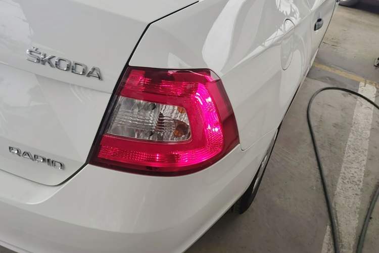 Used Skoda Rapid 2015 1.6L Manual Le Xuan Model Exterior 3