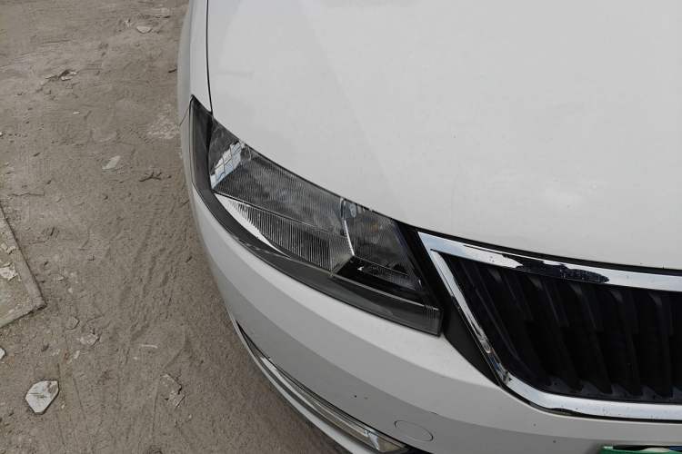 Used Skoda Rapid 2015 1.6L Automatic Smart Selection Model Exterior 3