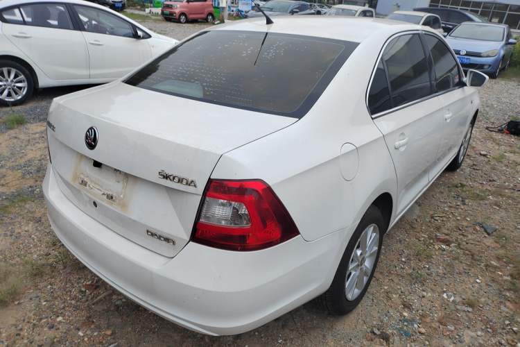Used Skoda Rapid 2015 1.6L Automatic Smart Selection Model Exterior 4