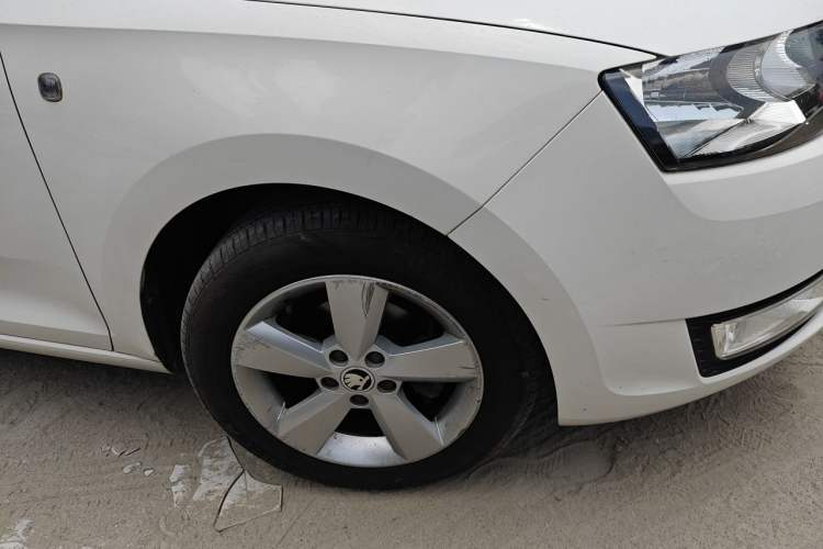 Used Skoda Rapid 2015 1.6L Automatic Smart Selection Model Exterior 4