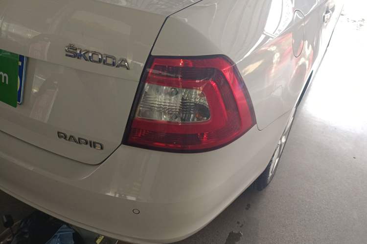 Used Skoda Rapid 2015 1.6L Automatic Smart Selection Model Exterior 6