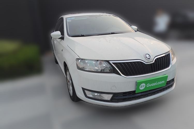 Used Skoda Rapid 2015 1.6L Automatic Smart Selection Model Front Right 45 Deg