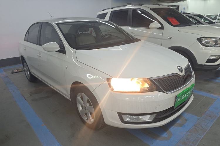 Used Skoda Rapid 2015 1.6L Automatic Smart Selection Model Front Right 45 Deg