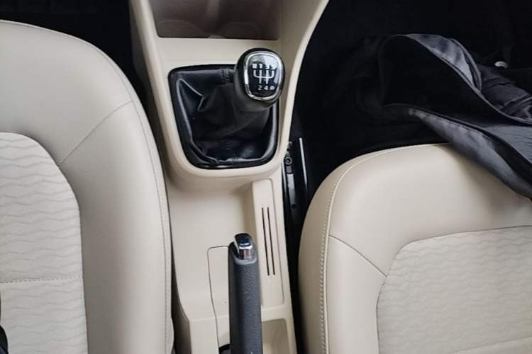 Used Skoda Rapid 2015 1.6L Manual Smart Selection Model Gear Lever