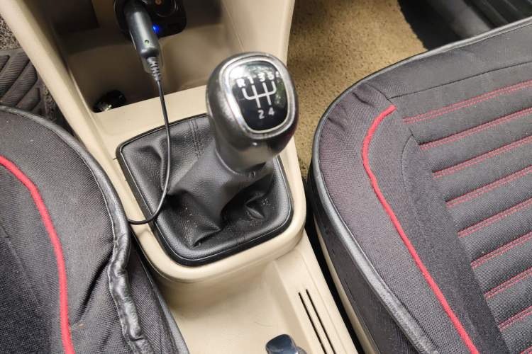 Used Skoda Rapid 2015 1.6L Manual Smart Selection Model Gear Lever