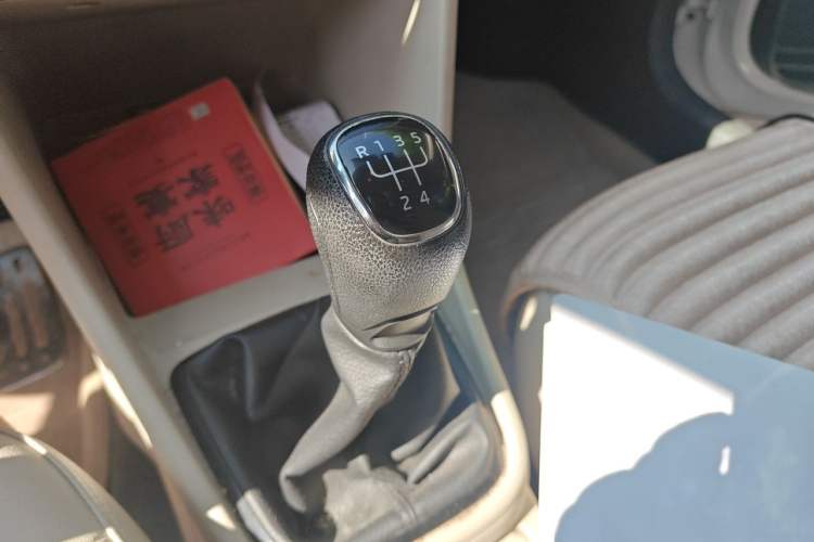 Used Skoda Rapid 2015 1.6L Manual Smart Selection Model Gear Lever
