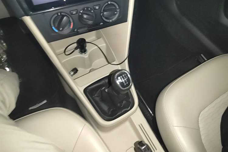 Used Skoda Rapid 2015 1.6L Manual Smart Selection Model Gear Lever