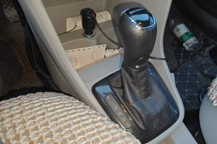 Used Skoda Rapid 2015 1.6L Automatic Smart Selection Model Gear Lever