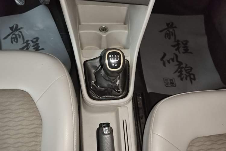 Used Skoda Rapid 2015 1.6L Manual Smart Selection Model Gear Lever