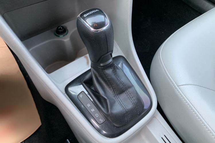Used Skoda Rapid 2015 1.6L Automatic Smart Selection Model Gear Lever