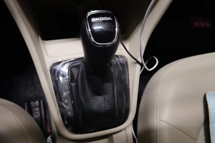 Used Skoda Rapid 2015 1.6L Automatic Smart Selection Model Gear Lever