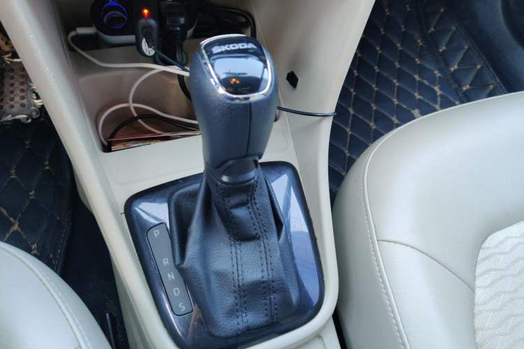 Used Skoda Rapid 2015 1.6L Automatic Smart Selection Model Gear Lever