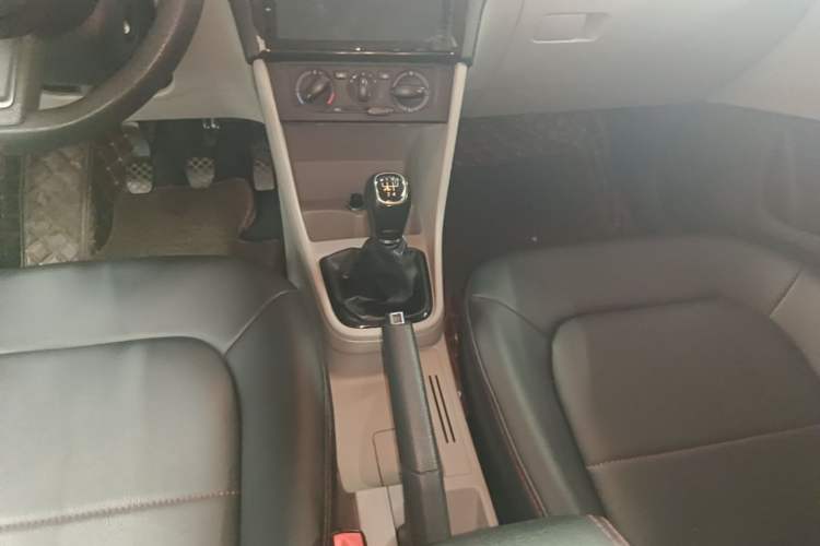 Used Skoda Rapid 2015 1.6L Manual Smart Selection Model Gear Lever