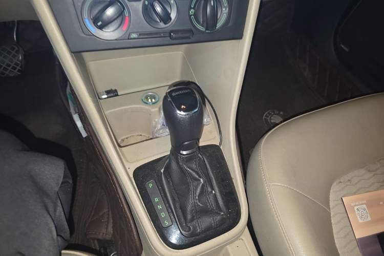 Used Skoda Rapid 2015 1.6L Automatic Smart Selection Model Gear Lever