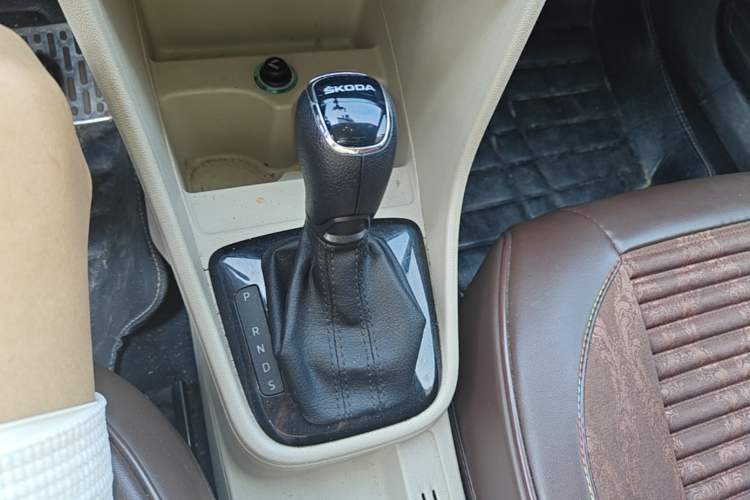 Used Skoda Rapid 2015 1.6L Automatic Smart Selection Model Gear Lever