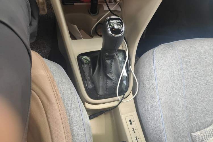 Used Skoda Rapid 2015 1.6L Automatic Smart Selection Model Gear Lever