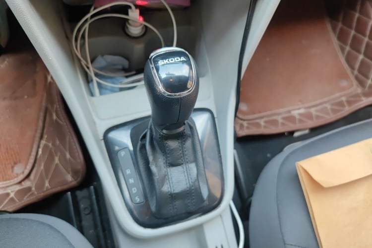 Used Skoda Rapid 2015 1.6L Automatic Smart Selection Model Gear Lever