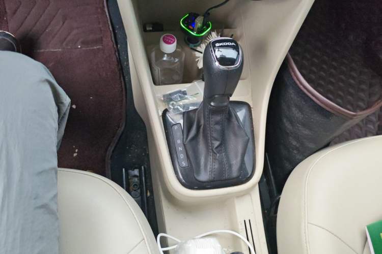 Used Skoda Rapid 2015 1.6L Automatic Smart Selection Model Gear Lever