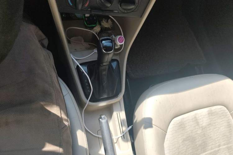 Used Skoda Rapid 2015 1.6L Automatic Smart Selection Model Gear Lever