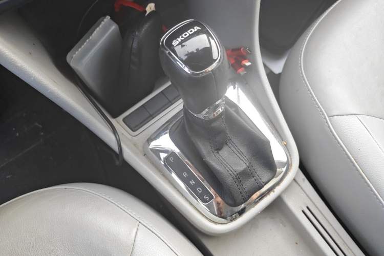 Used Skoda Rapid 2015 1.6L Automatic Preferred Model Gear Lever