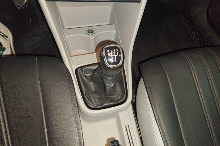 Used Skoda Rapid 2015 1.6L Manual Smart Selection Model Gear Lever