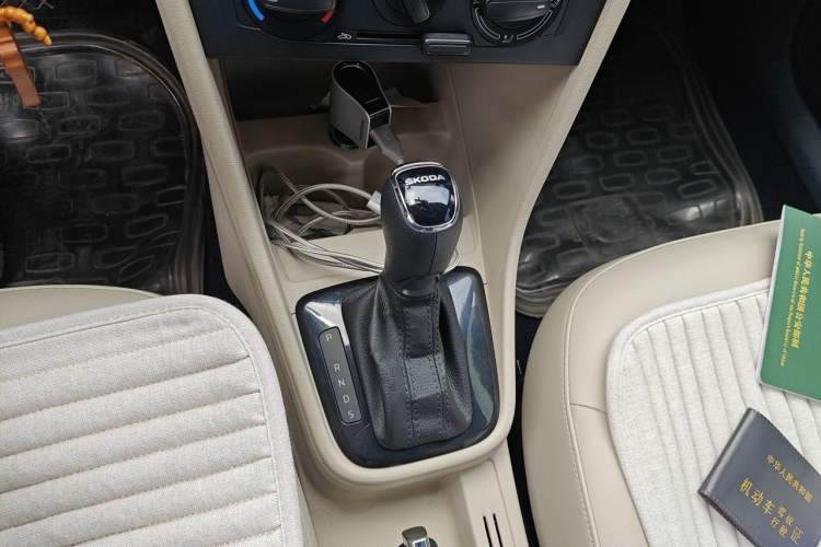 Used Skoda Rapid 2015 1.6L Automatic Smart Selection Model Gear Lever
