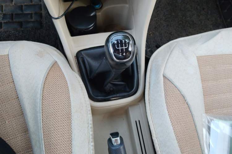 Used Skoda Rapid 2015 1.6L Manual Smart Selection Model Gear Lever