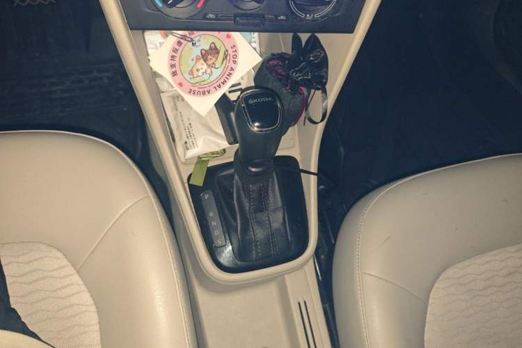 Used Skoda Rapid 2015 1.6L Automatic Smart Selection Model Gear Lever