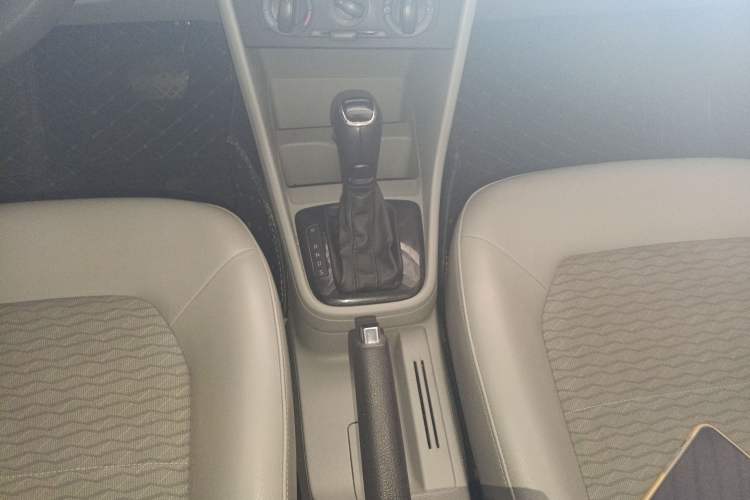 Used Skoda Rapid 2015 1.6L Automatic Smart Selection Model Gear Lever