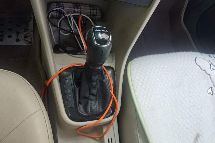 Used Skoda Rapid 2015 1.6L Automatic Smart Selection Model Gear Lever